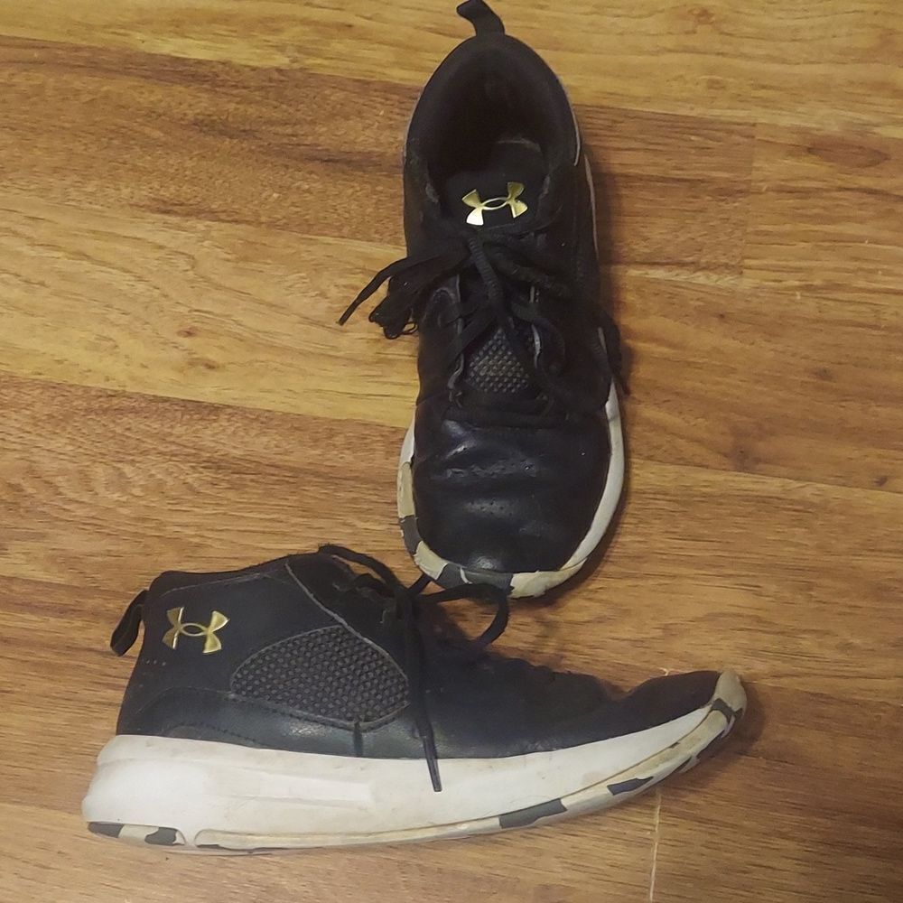 Boys under armour 5Y black lace up shoes